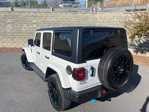 Used 2022 Jeep Wrangler Unlimited Sahara w/ Cold Weather Group image 28