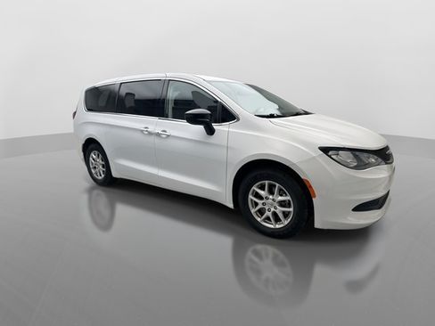 Used 2024 Chrysler Voyager LX FWD image 7
