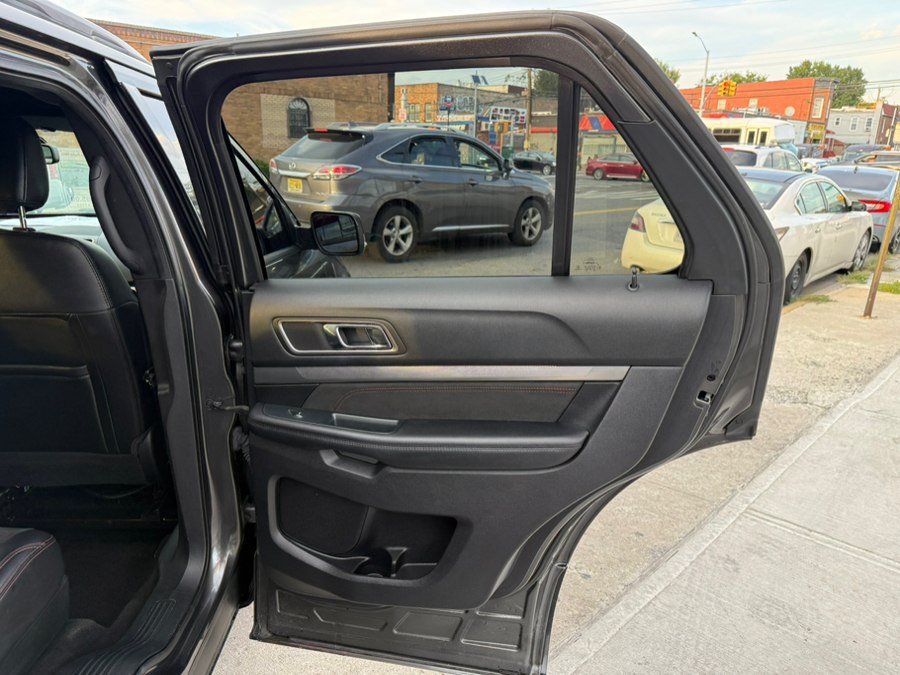 Used 2018 Ford Explorer XLT w/ Equipment Group 202A AWD/4WD image 24
