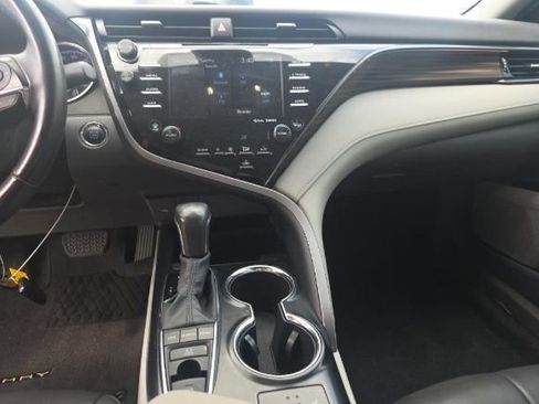 Used 2020 Toyota Camry XLE image 7