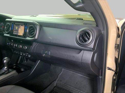 Used 2018 Toyota Tacoma TRD Sport w/ Technology Package AWD/4WD image 18