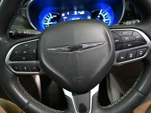 Used 2023 Chrysler Pacifica Limited FWD image 36