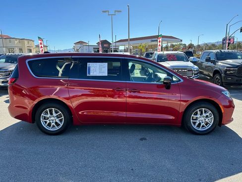 Used 2024 Chrysler Pacifica Touring-L FWD image 7