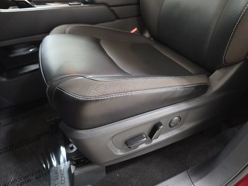 Used 2023 Nissan Pathfinder SL w/ Black Appearance Package AWD/4WD image 29