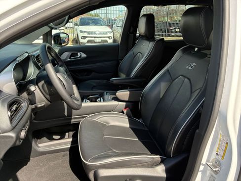 Used 2025 Chrysler Pacifica Limited image 25