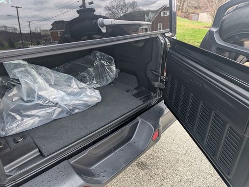 Used 2025 Jeep Wrangler Unlimited Sahara w/ Safety Group image 33