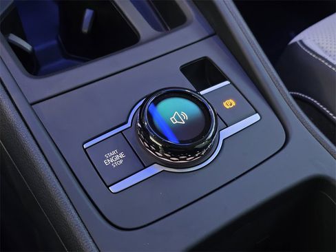 New 2025 Volkswagen Tiguan SE image 17