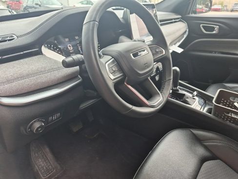 Used 2025 Jeep Compass Latitude w/ Sun & Sound Group AWD/4WD image 7