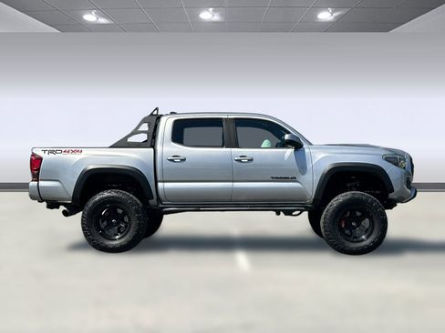 Used 2019 Toyota Tacoma TRD Off-Road w/ Technology Package AWD/4WD image 7