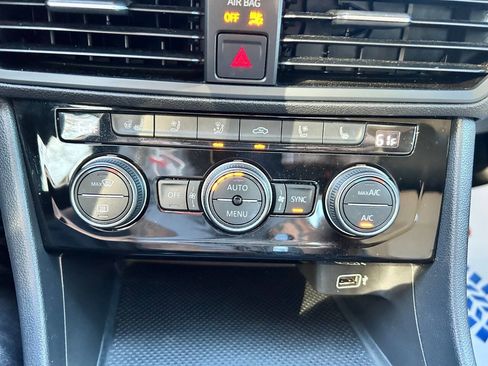 Used 2019 Volkswagen Jetta SEL Premium image 23