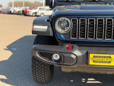 Used 2025 Jeep Wrangler Unlimited Rubicon AWD/4WD image 4