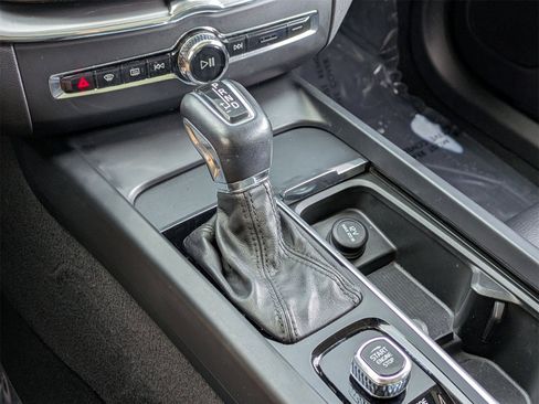 Used 2019 Volvo XC60 T5 Momentum w/ Premium Package image 14