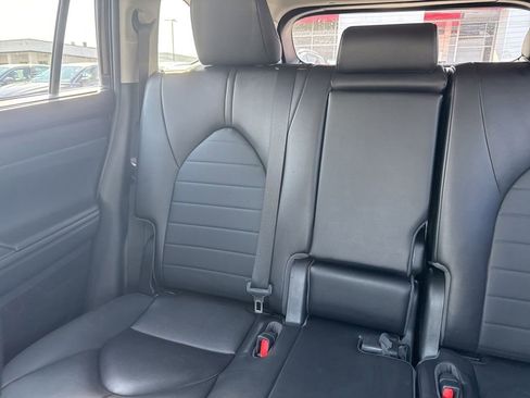 Used 2023 Toyota Highlander XLE AWD/4WD image 14