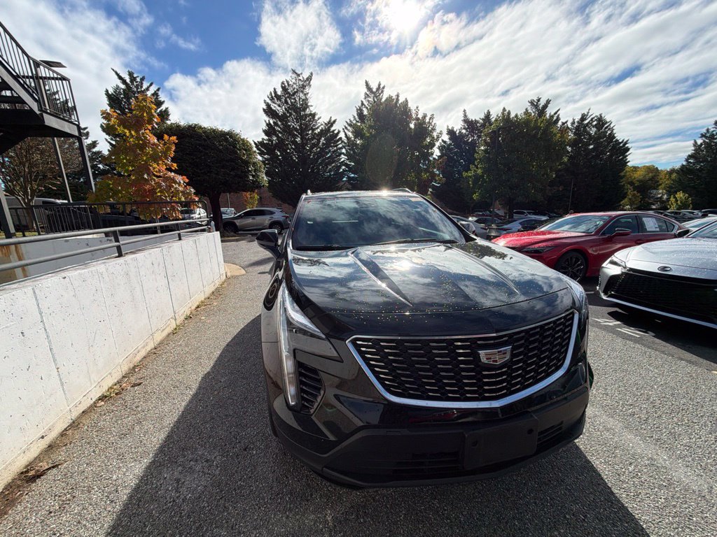 Used 2023 Cadillac XT4 Luxury w/ Cold Weather Package AWD/4WD image 3
