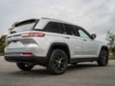 Used 2024 Jeep Grand Cherokee Limited AWD/4WD image 7