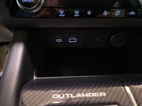 New 2025 Mitsubishi Outlander SE image 17