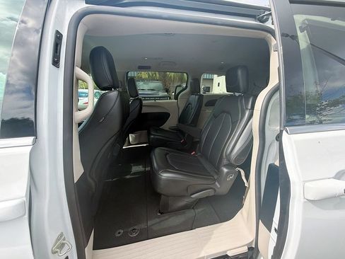 Used 2024 Chrysler Pacifica Touring-L FWD image 26