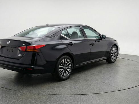 Used 2025 Nissan Altima 2.5 SV image 9