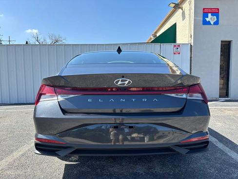 Used 2022 Hyundai Elantra SEL FWD image 4