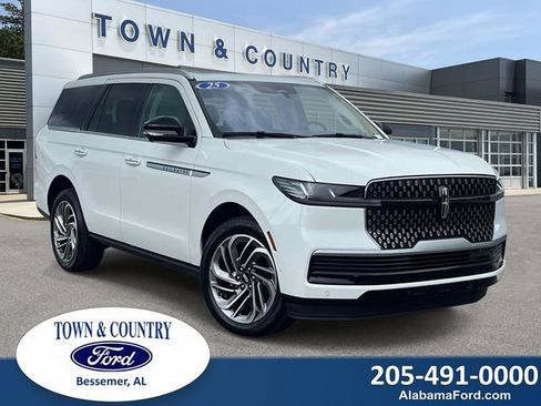 Used 2025 Lincoln Navigator Reserve AWD/4WD image 1