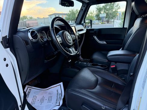 Used 2015 Jeep Wrangler Unlimited Sahara w/ Connectivity Group AWD/4WD image 9