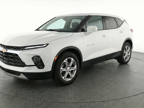 Used 2025 Chevrolet Blazer LT FWD image 3