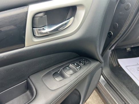 Used 2020 Nissan Pathfinder SV image 26