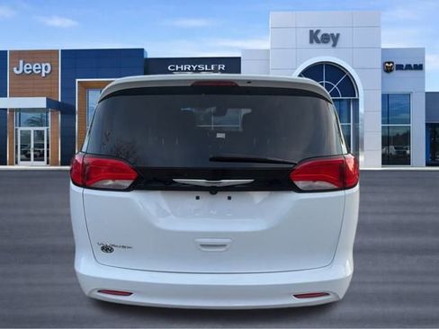 Used 2023 Chrysler Voyager LX image 5