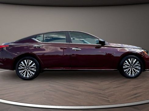 Used 2025 Nissan Altima 2.5 SV FWD image 9