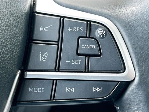Used 2024 Toyota Highlander XLE FWD image 38
