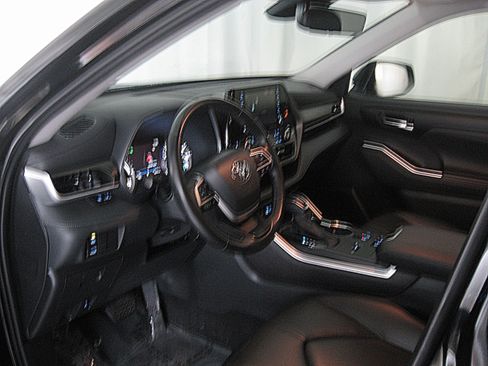 Used 2022 Toyota Highlander XLE image 11