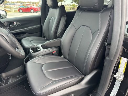 New 2026 Chrysler Pacifica Select image 61