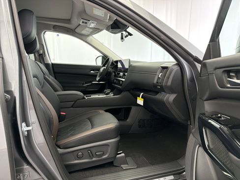 New 2026 Nissan Pathfinder Platinum AWD/4WD image 4