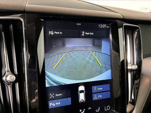 Used 2018 Volvo XC60 T5 Momentum w/ Vision Package image 17