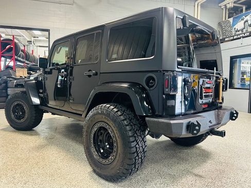 Used 2017 Jeep Wrangler Unlimited Sahara w/ Connectivity Group AWD/4WD image 4