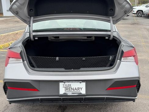 Used 2025 Hyundai Elantra SE image 9