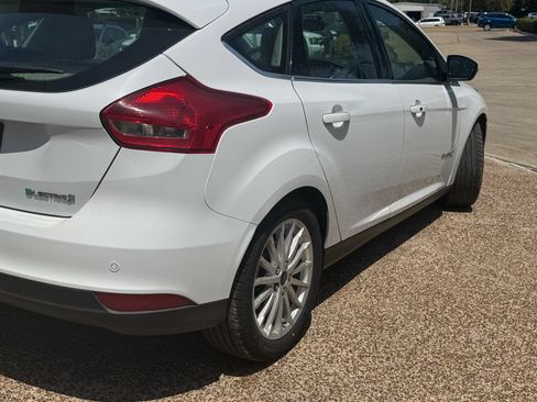 Used 2017 Ford Focus Electric Hatchback FWD image 4