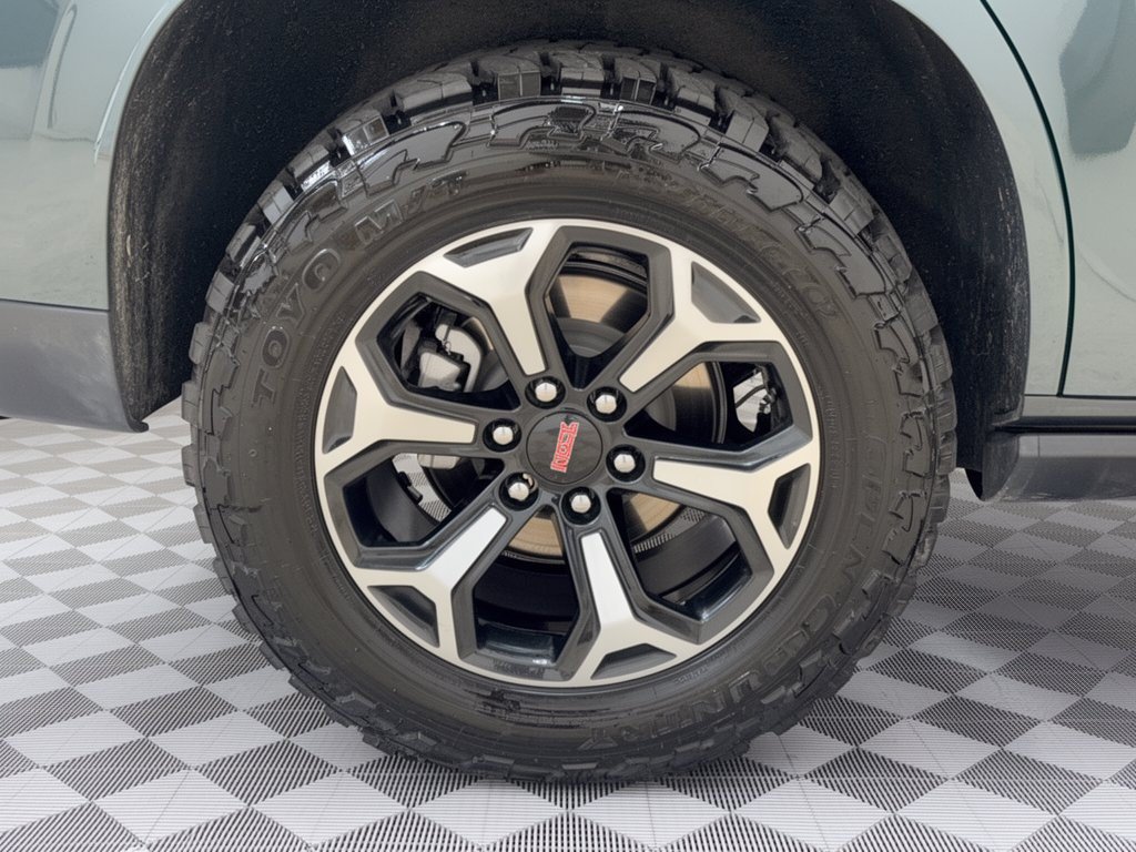 Used 2025 GMC Yukon AT4 w/ AT4 Premium Package AWD/4WD image 13