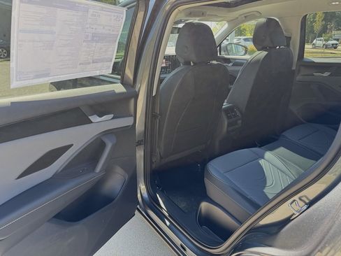 New 2025 Volkswagen Tiguan SE image 26