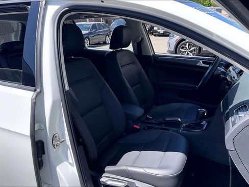 Certified 2021 Volkswagen Golf 4-Door FWD image 6