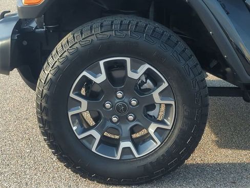 Used 2025 Jeep Wrangler Sahara image 10