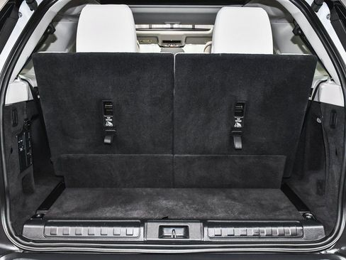 Used 2025 Land Rover Discovery S image 75