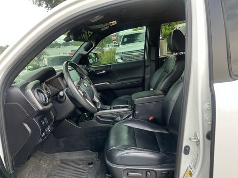 Used 2020 Toyota Tacoma TRD Sport w/ TRD Premium Sport Package AWD/4WD image 9