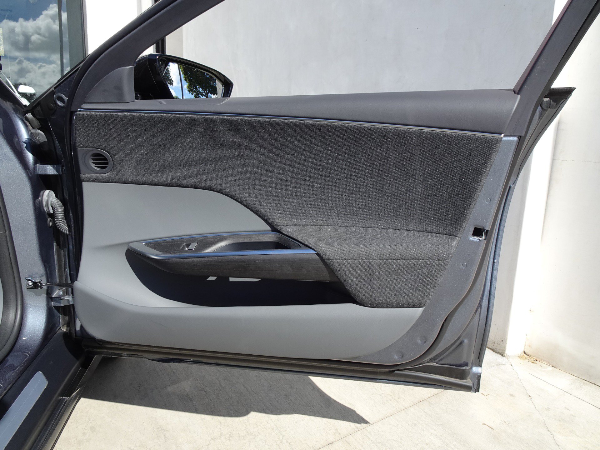 Used 2025 Lucid Air Touring AWD/4WD image 19