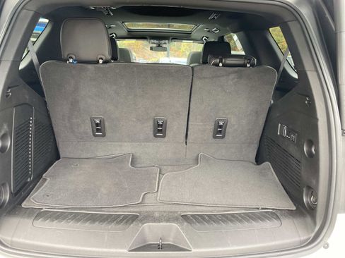 Used 2022 GMC Yukon SLT w/ SLT Premium Package image 5