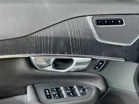 Used 2020 Volvo XC90 T6 Momentum w/ Protection Package Premier image 9