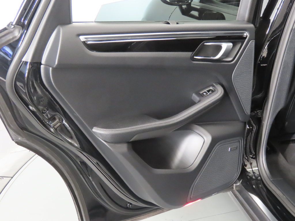 Certified 2025 Porsche Macan AWD/4WD image 46