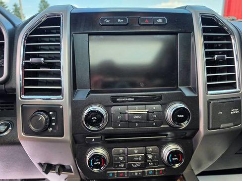 Used 2015 Ford F150 Platinum w/ Equipment Group 701A Luxury AWD/4WD image 9
