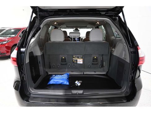 Used 2019 Toyota Sienna XLE FWD image 25