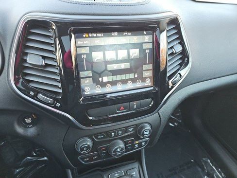 Used 2022 Jeep Cherokee Limited image 24